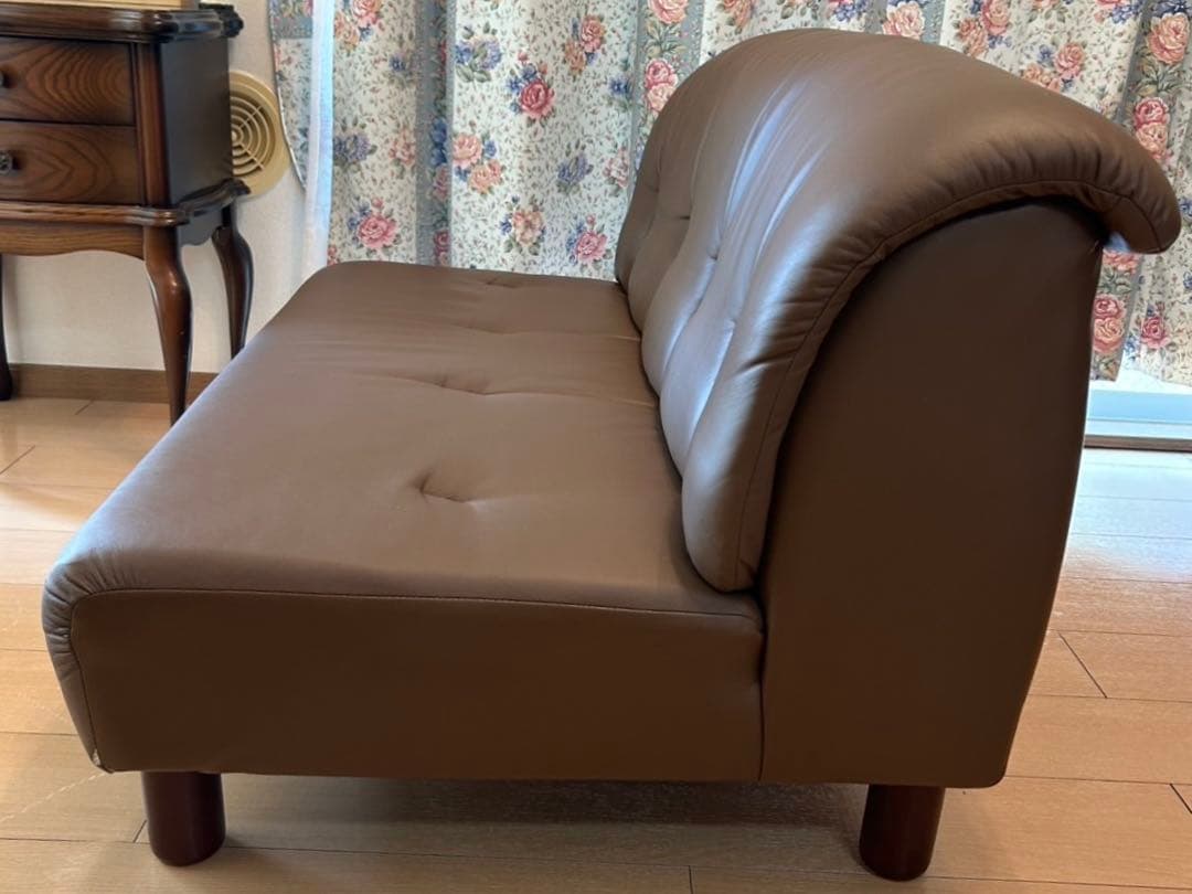 ブラウン ボタン付きクッション ローソファ