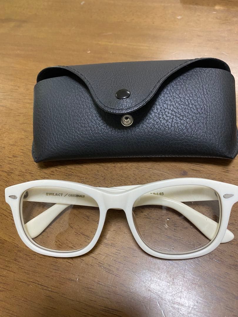 イーブルアクト調光サングラス