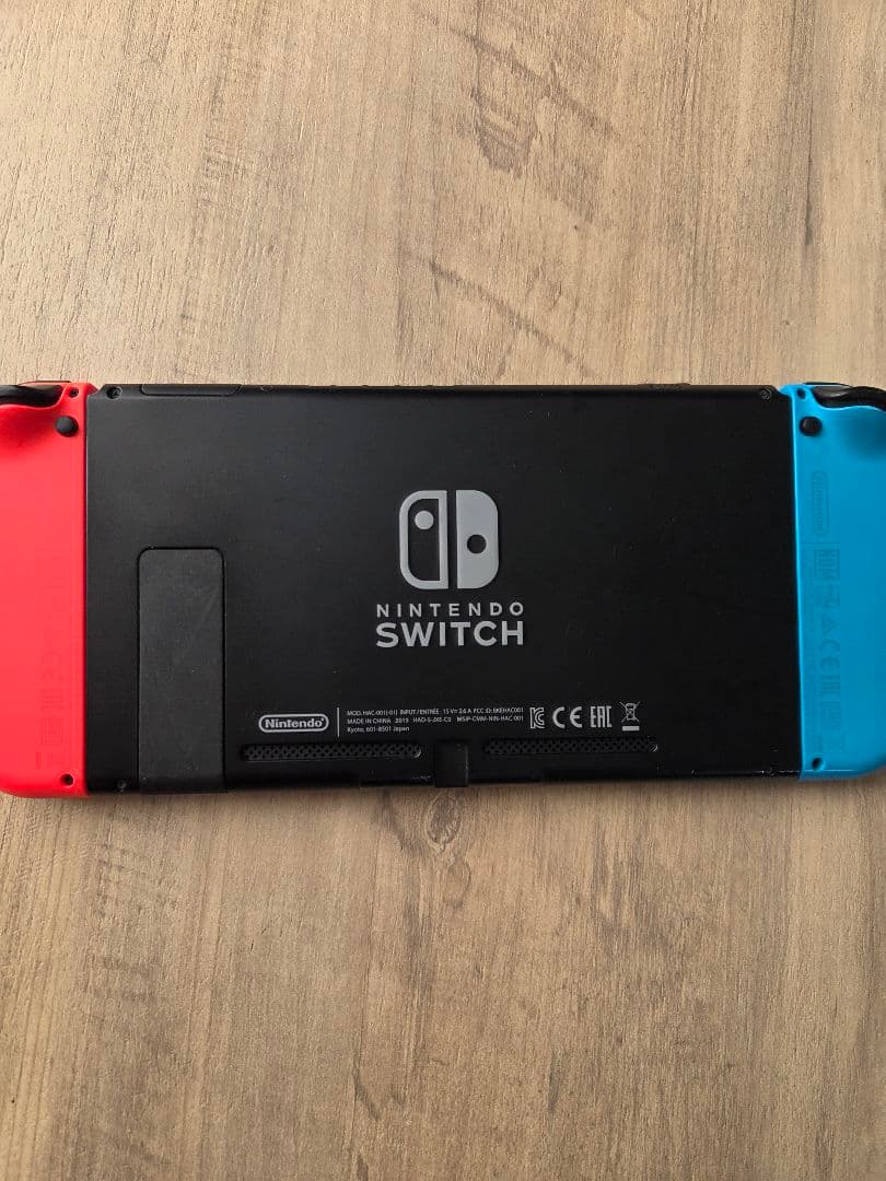 Nintendo Switch 本体とその同梱物