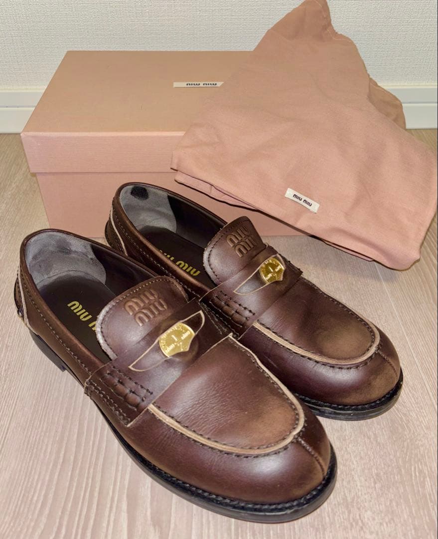 miumiu ブラッシュドレザー ペニーローファー