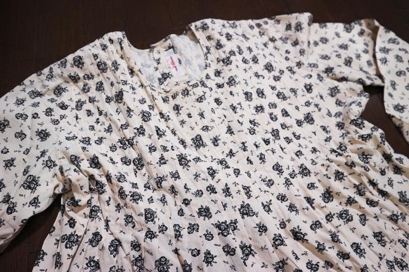 ワンダフルワールド♡モノトーンバラ♡ピンタックデザインのワンピース