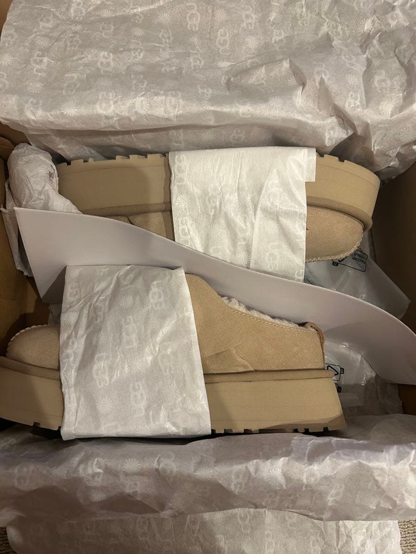 UGG W PLATFORM SLIP-ON BOW 7 サンド