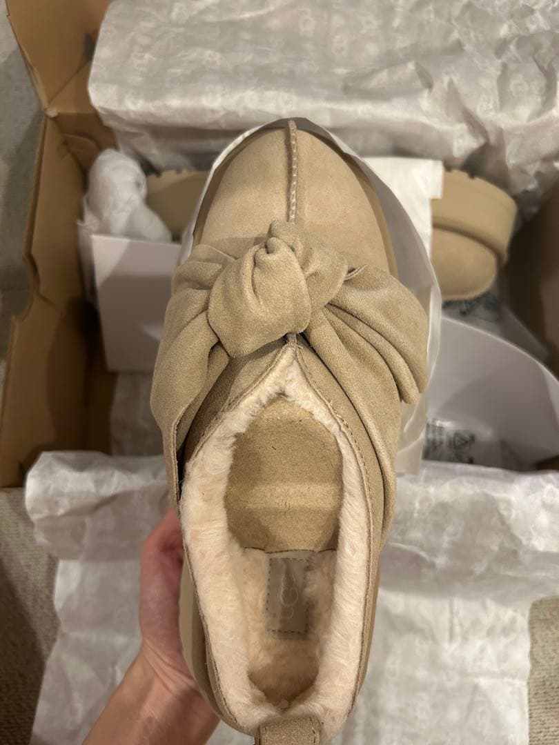 UGG W PLATFORM SLIP-ON BOW 7 サンド