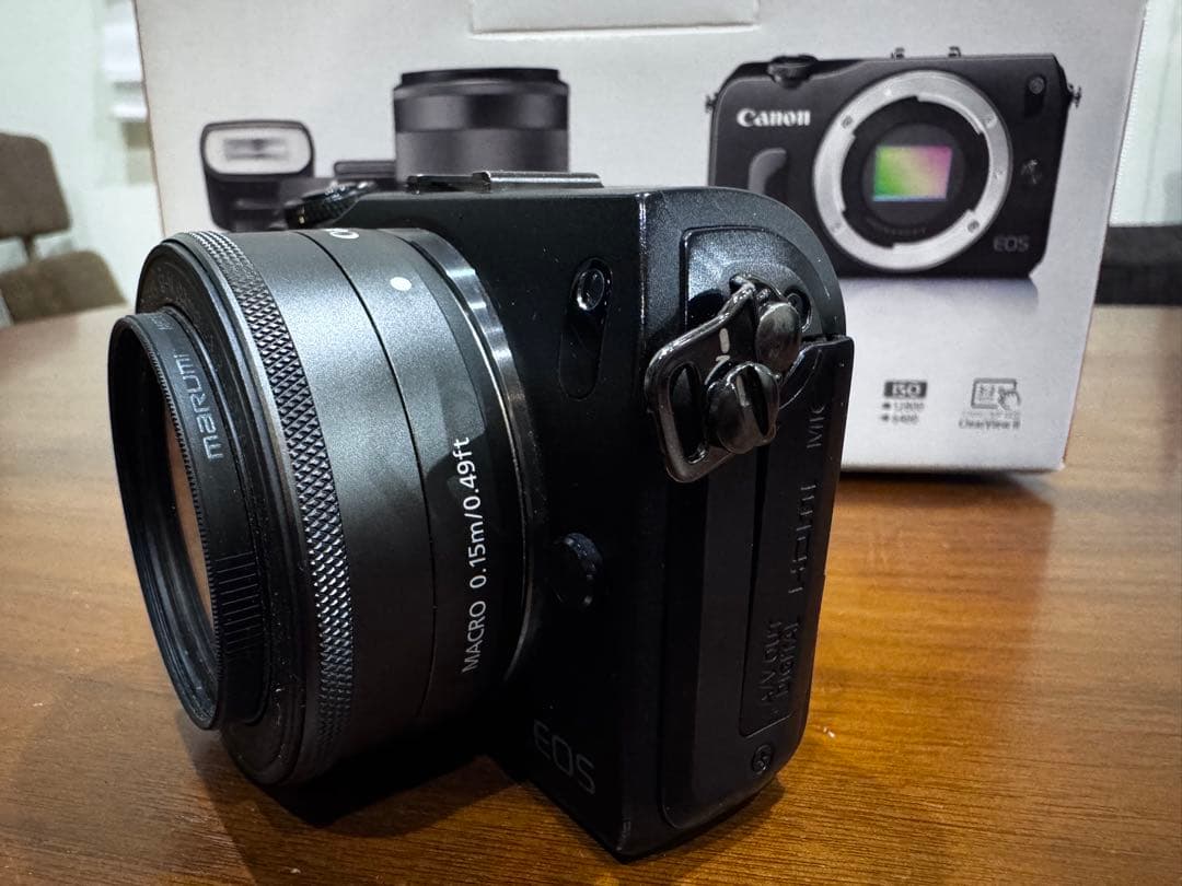 Canon EOS M ミラーレスカメラ　ダブルレンズキット