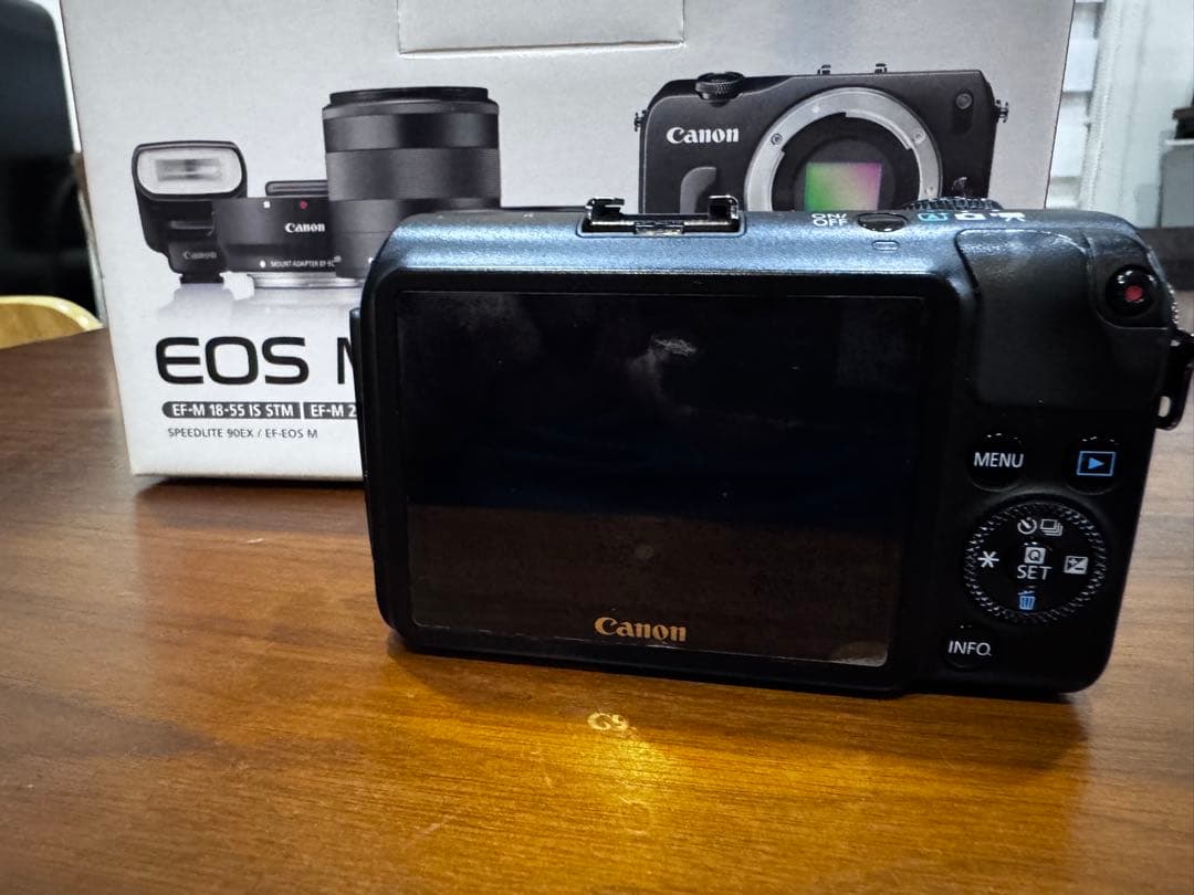 Canon EOS M ミラーレスカメラ　ダブルレンズキット