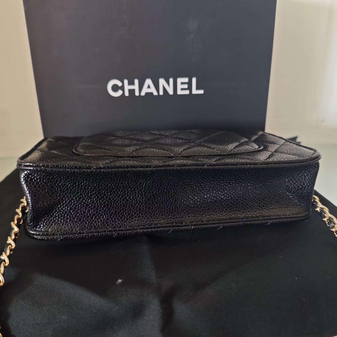 ブラックのキルティングデザイン、ゴールドチェーンのショルダーバッグ