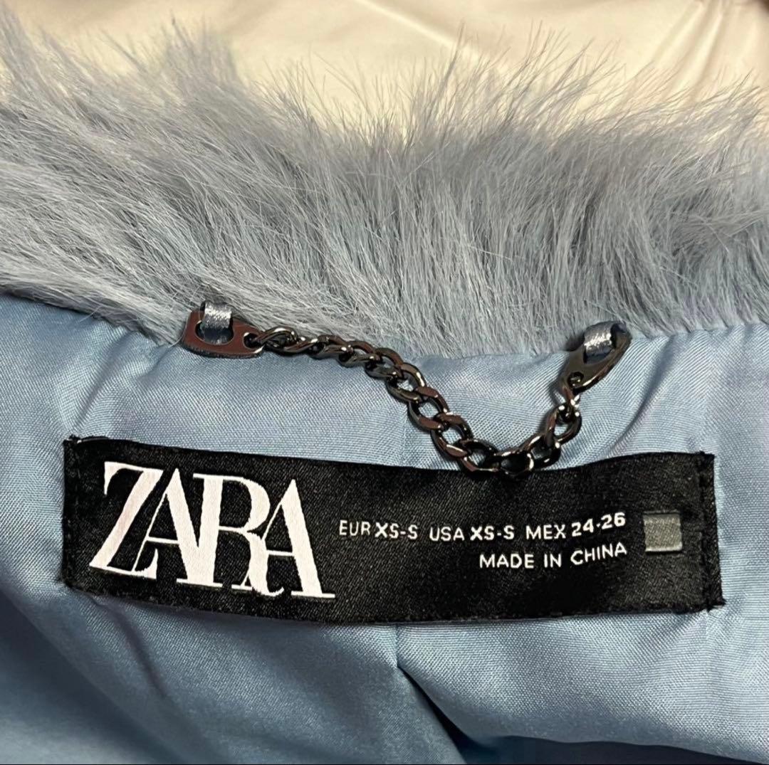 薄い青色のショートファーコート