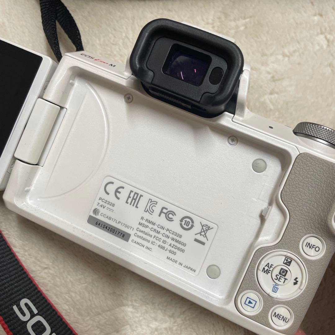 ホワイトCanon EOS Kiss M ダブルズームキット