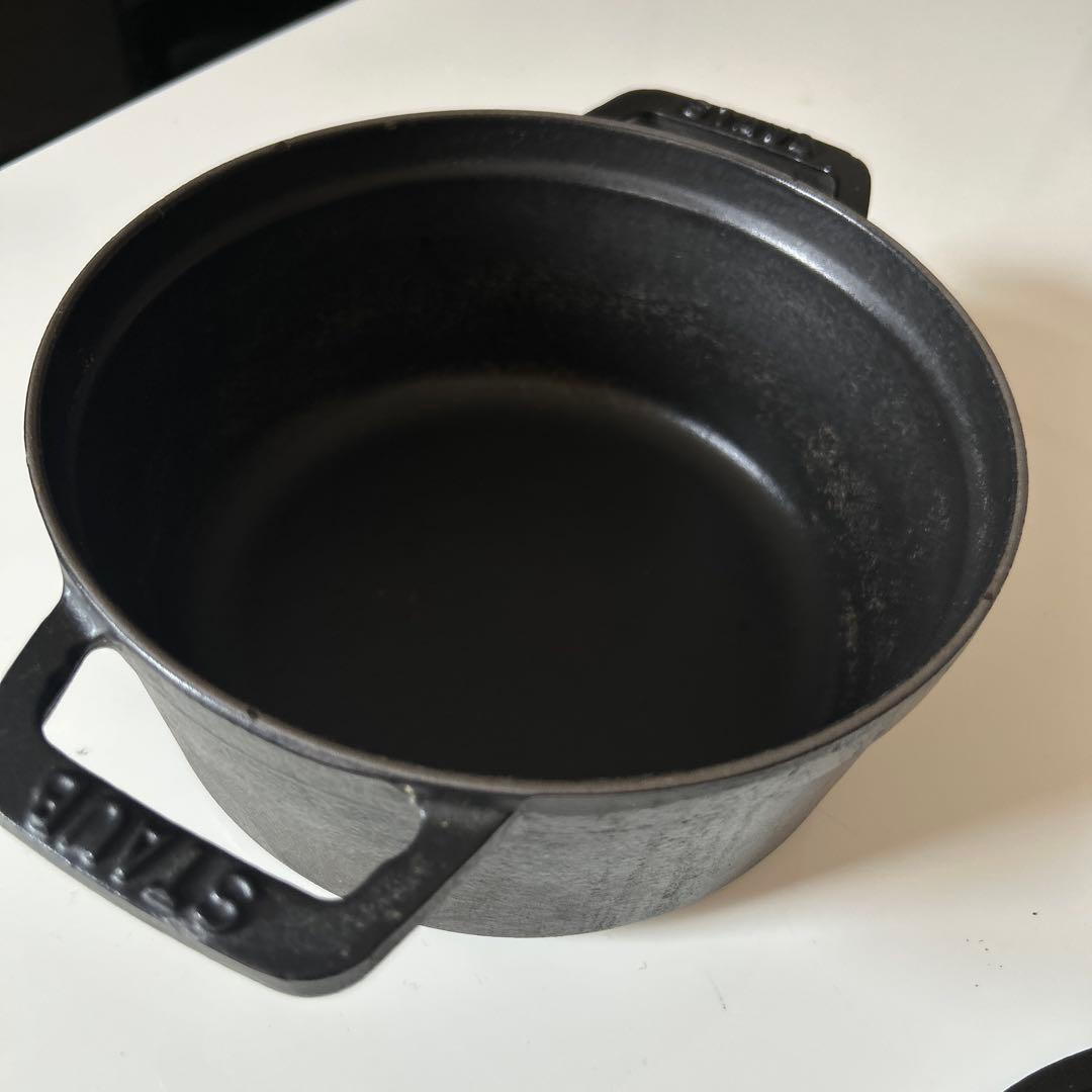 LA COCOTTE ◆ストウブ鍋　STAUB 丸型鋳鉄鍋 18cmブラック