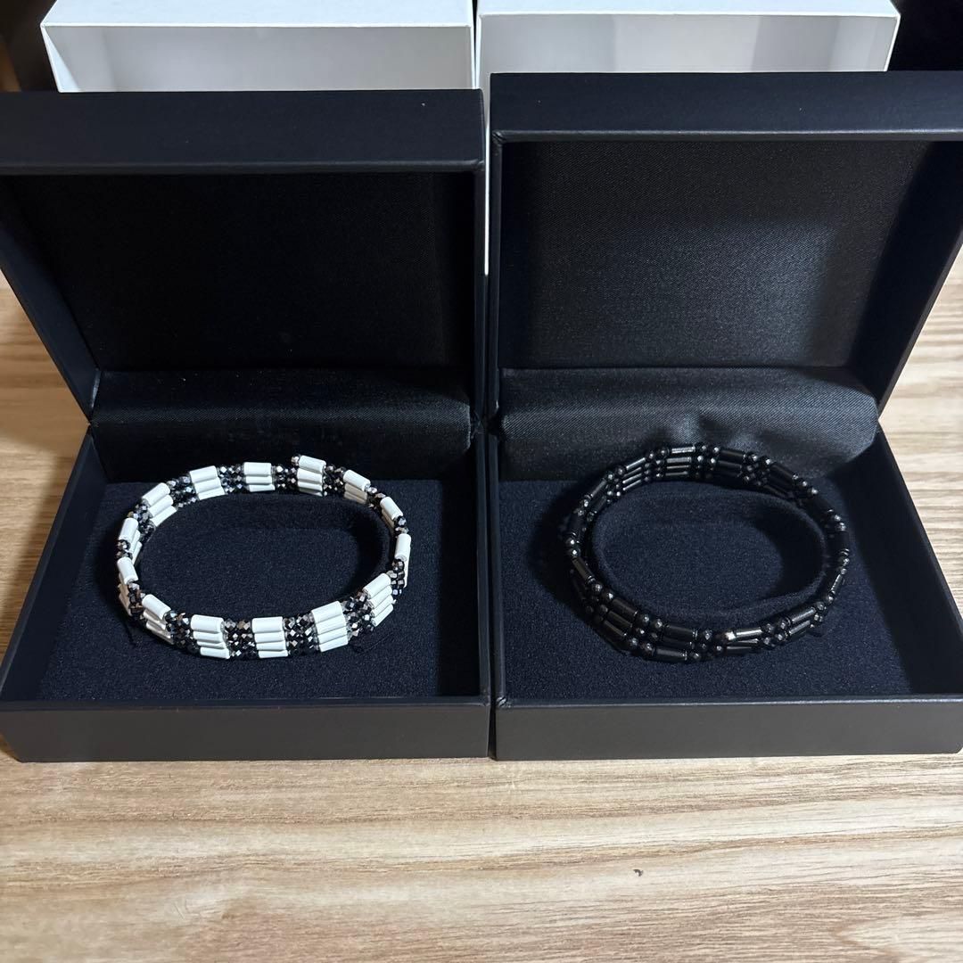 GLORIE グロリエ　パルスチェーン2点　 ホワイト✖️メタリックとブラック