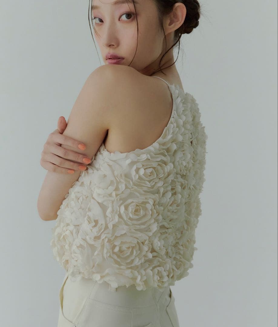 eimy istoire ボリュームフラワーモチーフアメスリトップス