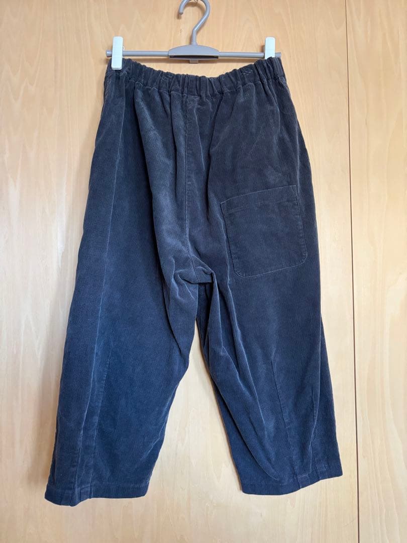 HUIS.遠州織物　シャトルコーデュロイバルーンパンツ