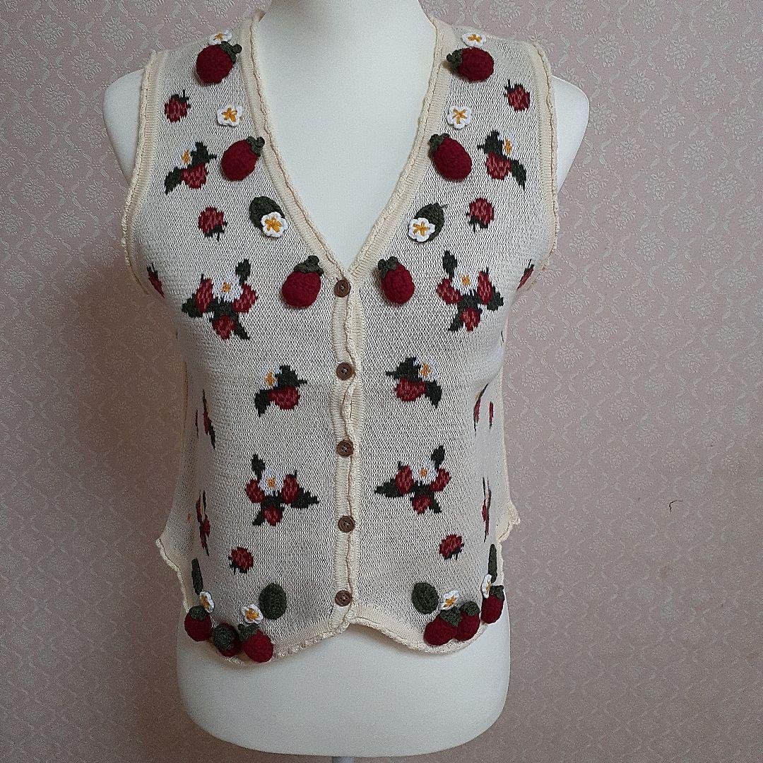 イチゴ刺繍ノースリーブベスト
