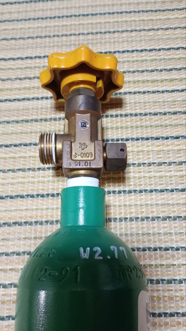 【値下げ】二酸化炭素ボンベ 小型 CO2 水草水槽 ミドボン