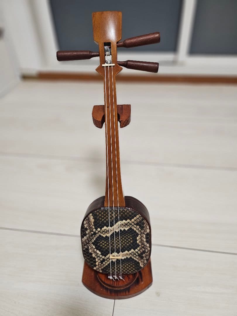 ミニマム三線本体 木製 ヘビ柄装飾 3弦 スタンド付き