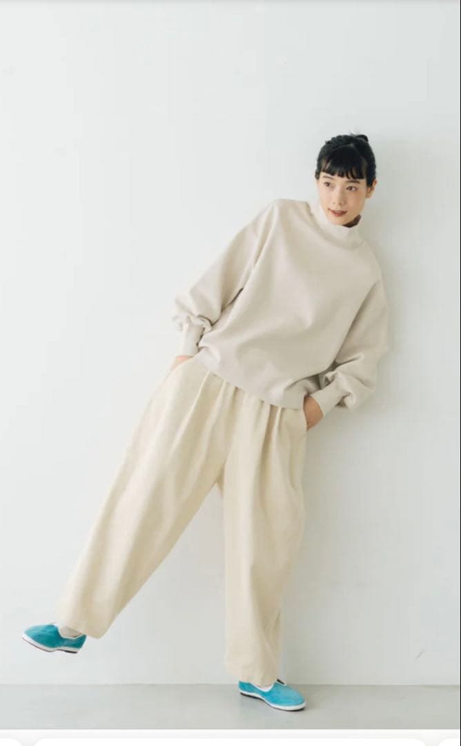 くらすこと+to ハイネックプルオーバー　ベージュ