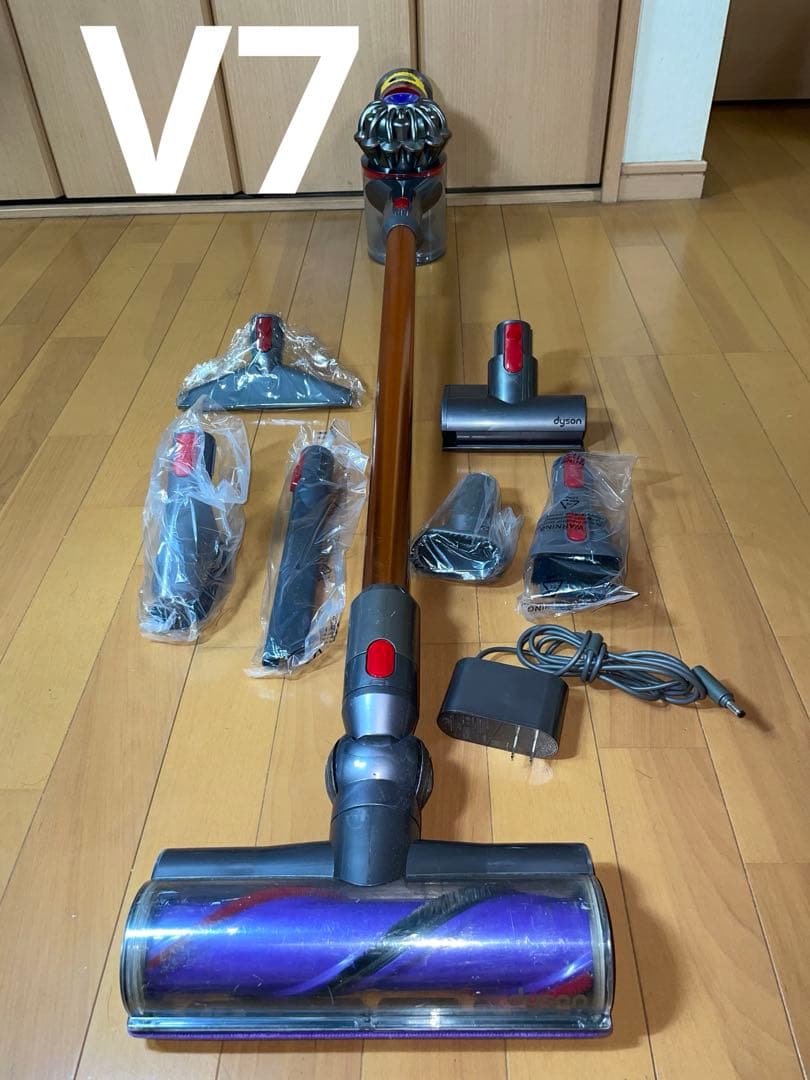 ダイソンV7 SV11コードレスクリーナー掃除機1
