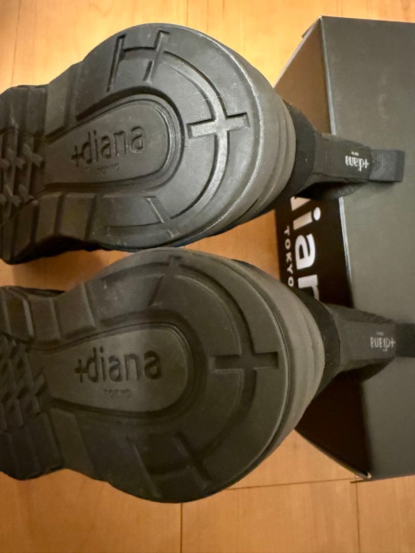 diana ブラック ストーンバックル付きニットブーツ