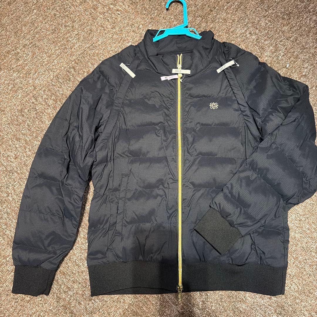 黒のダウンジャケット