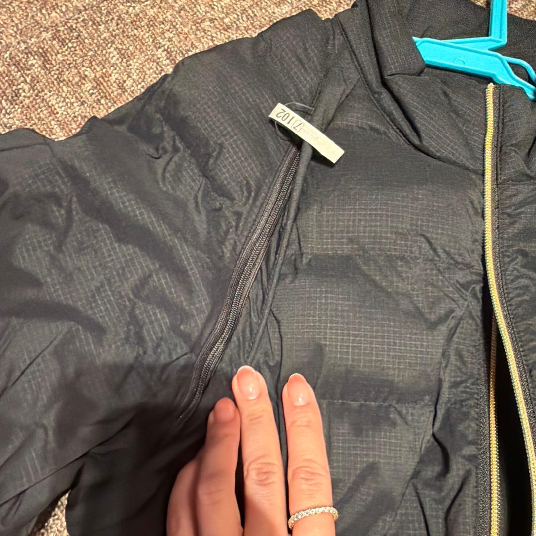 黒のダウンジャケット