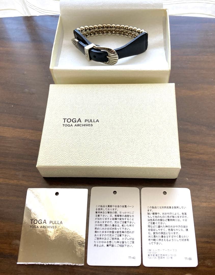 TOGA PULLA トーガ プルラ　メタルバングル　黒　レザー　異素材コンビ