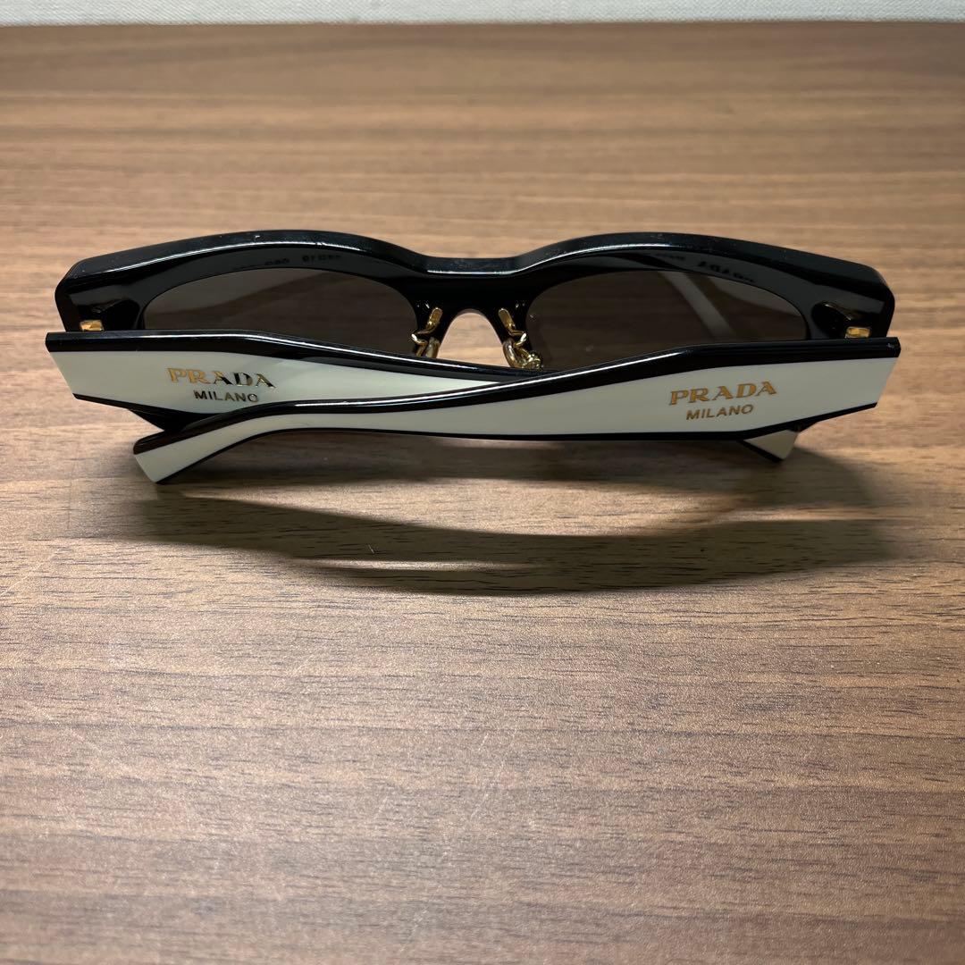 PRADA スクエアサングラス ブラック/ホワイト