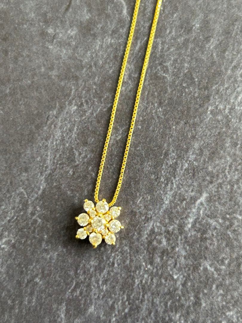 18K. 花の形状 ダイヤモンドネックレス 金色 44㎝