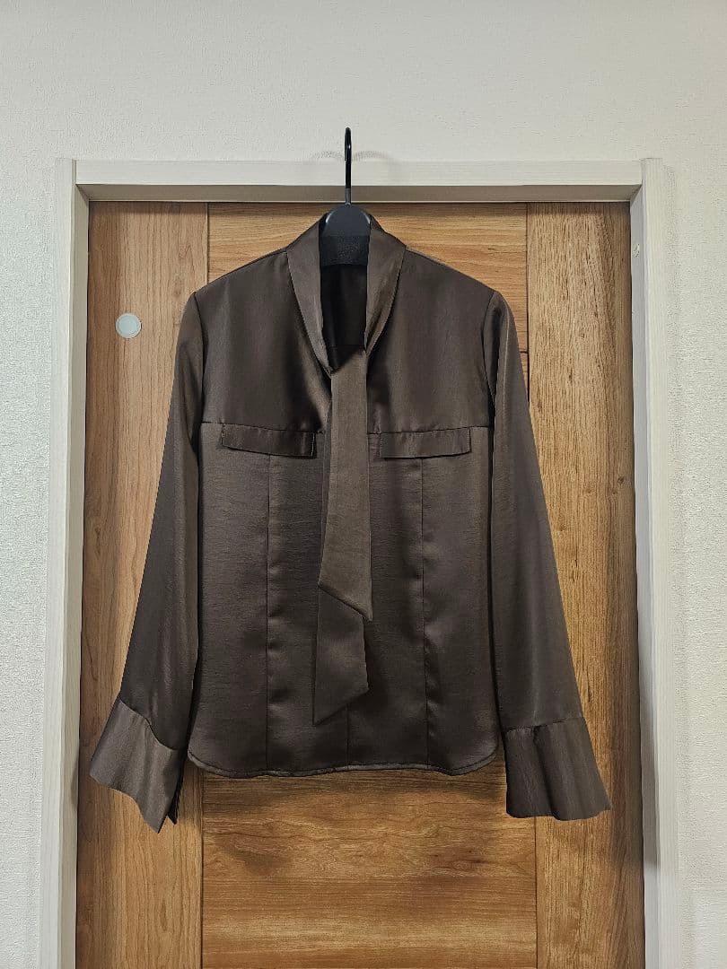 anuans/アニュアンス/サテンVネックタイブラウス/BROWN