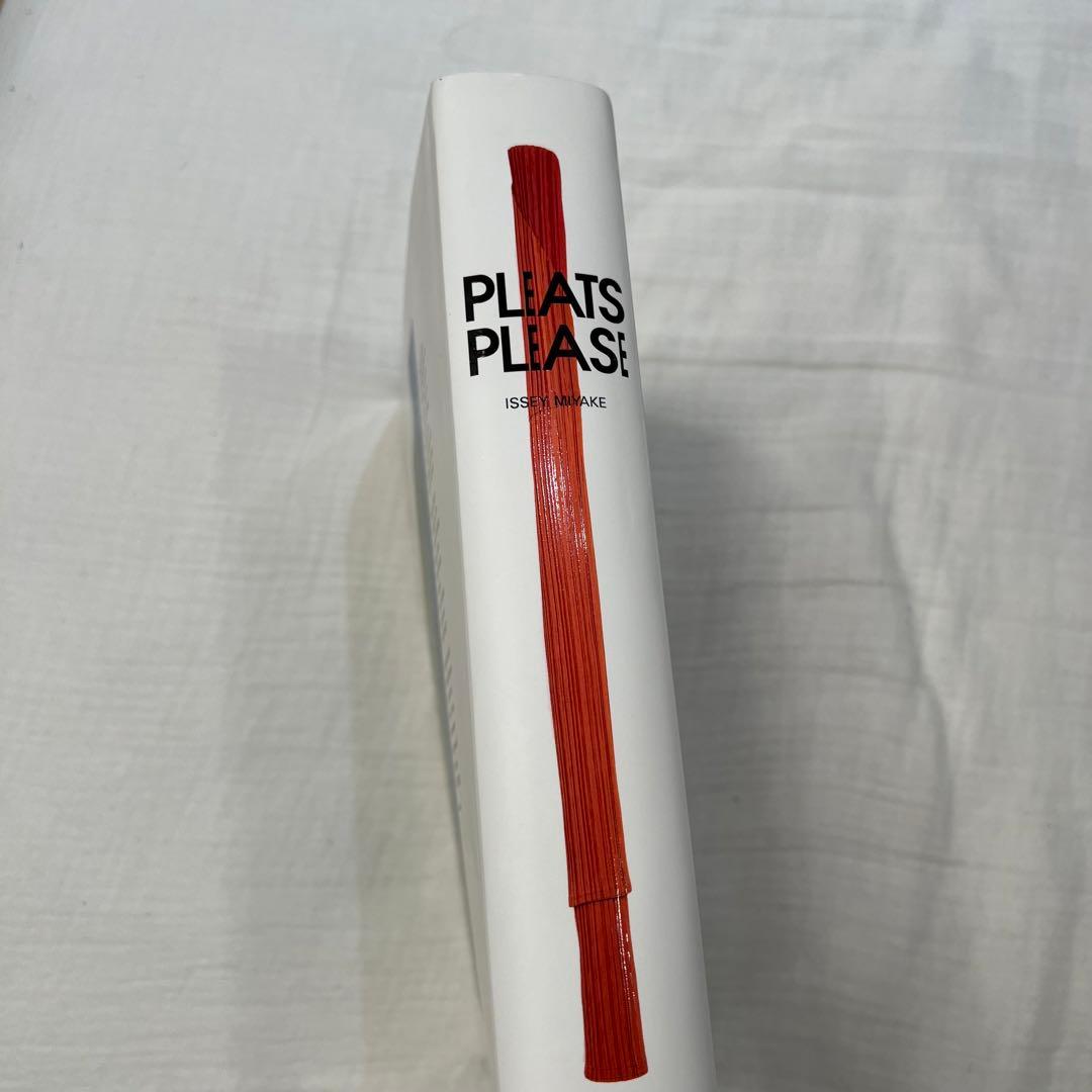 PLEATS PLEASE ISSEY MIYAKE TASCHEN 洋書