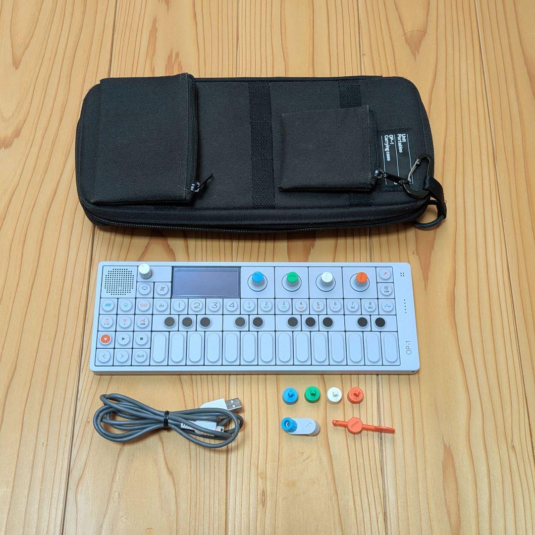 Teenage Engineering OP-1 シンセサイザー