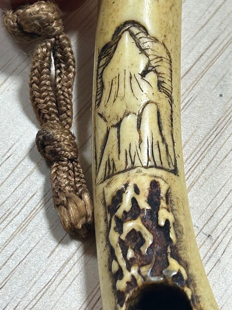 珍品 古い鹿骨の煙管入れと銀製のキセル 印有り