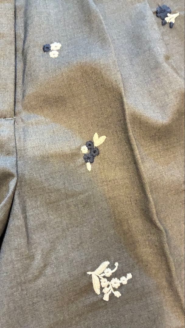 bibiy 刺繍入りグレー ハーフパンツ