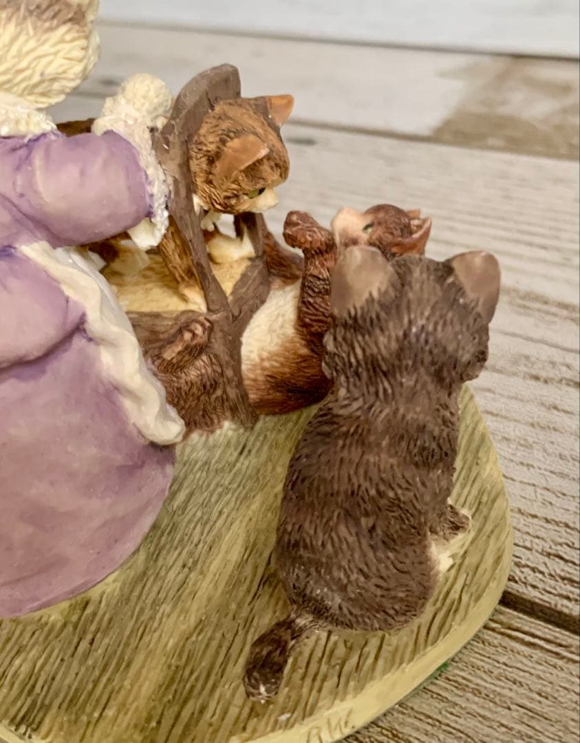 子猫をブラッシングするタビタ奥さん フィギュリン ピーターラビット 置物