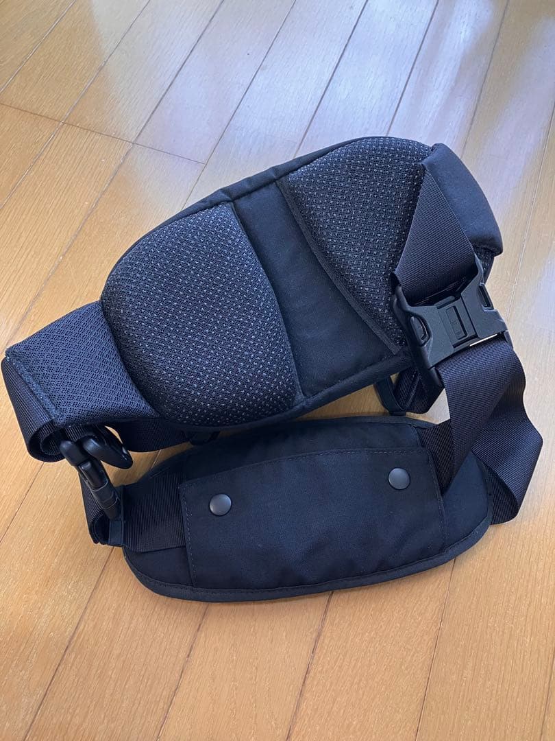 Hugooのブラックバッグ、メッシュポケット付き。