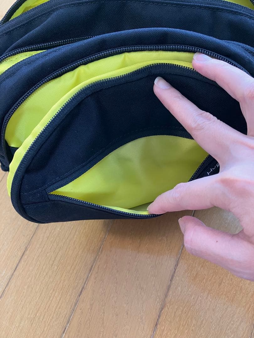 Hugooのブラックバッグ、メッシュポケット付き。