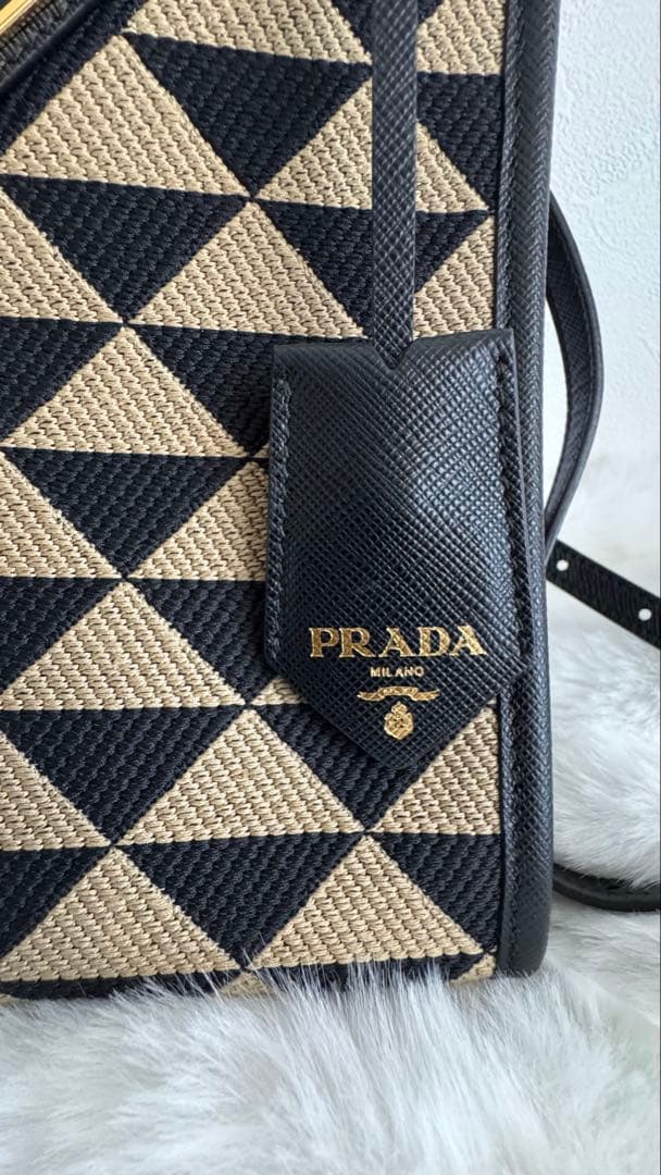 PRADAシンボルトライアングルミニバッグ