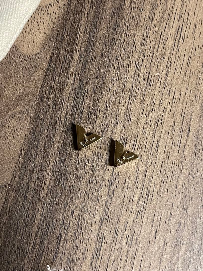 【美品】Louis Vuitton ピアス・エセンシャル V ゴールド