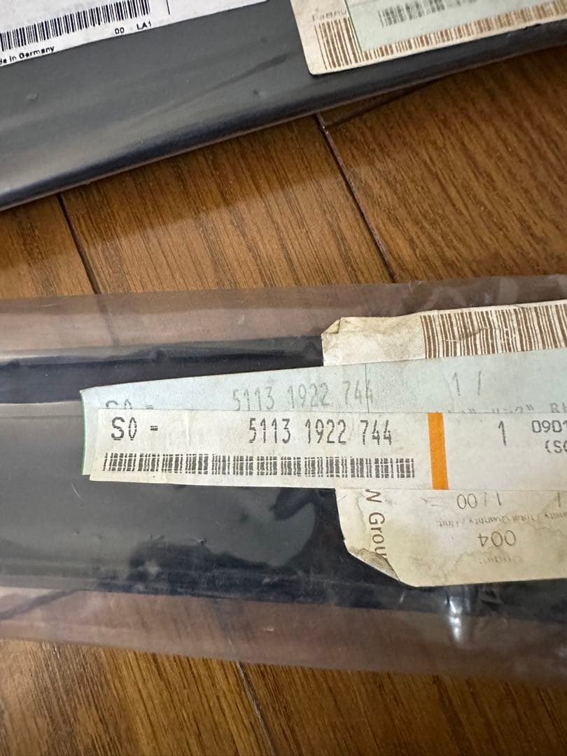 新品 E30用純正サイドピラーパネル