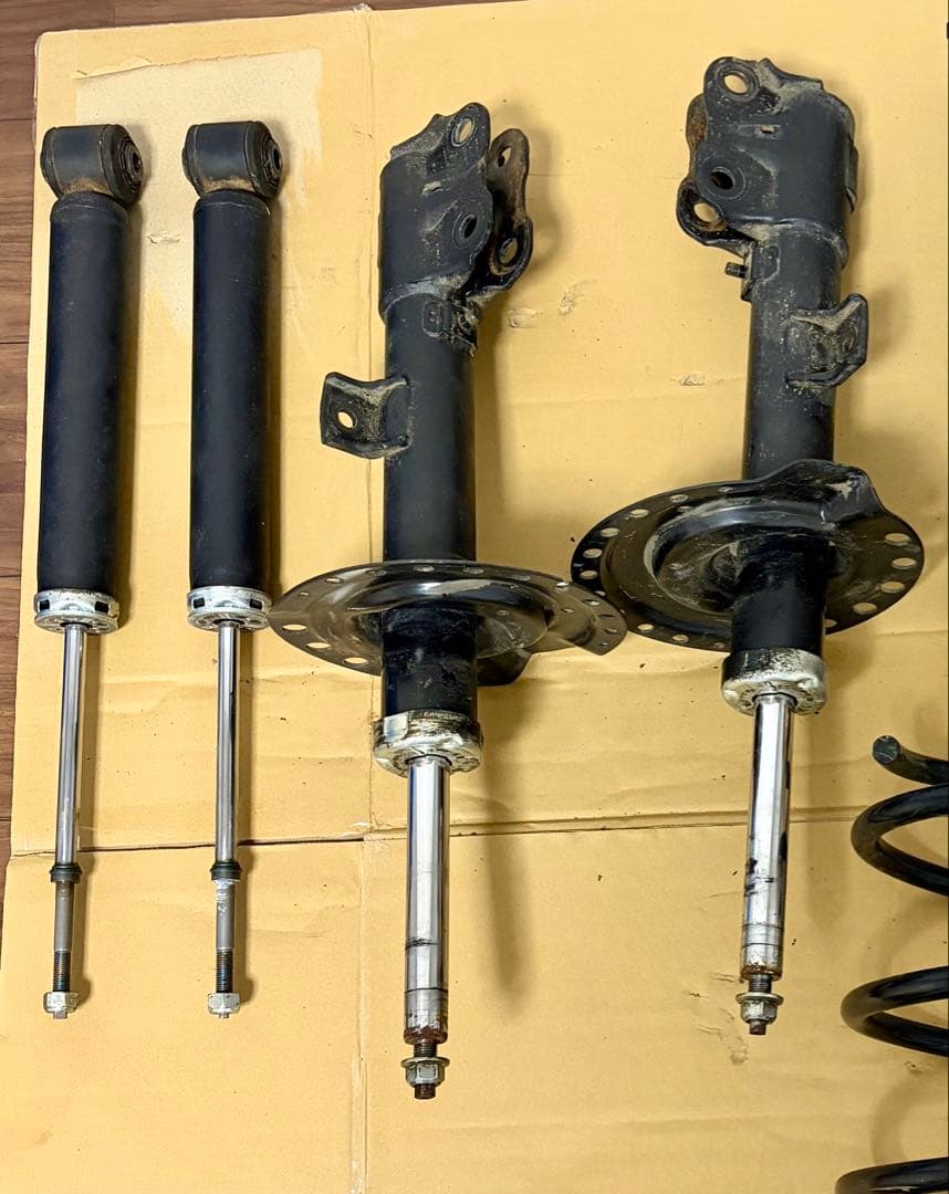 デリカD5 ショックアブソーバー 4本セット