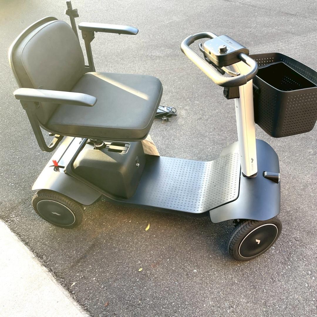 【使用半年のみ美品】WHILL model S アイコニックホワイト シニアカー