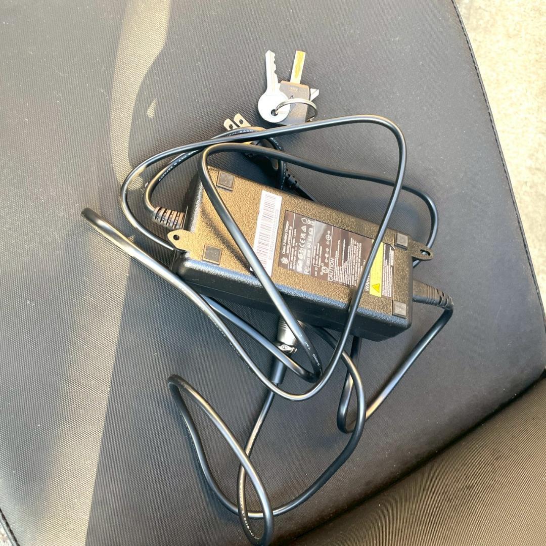 【使用半年のみ美品】WHILL model S アイコニックホワイト シニアカー