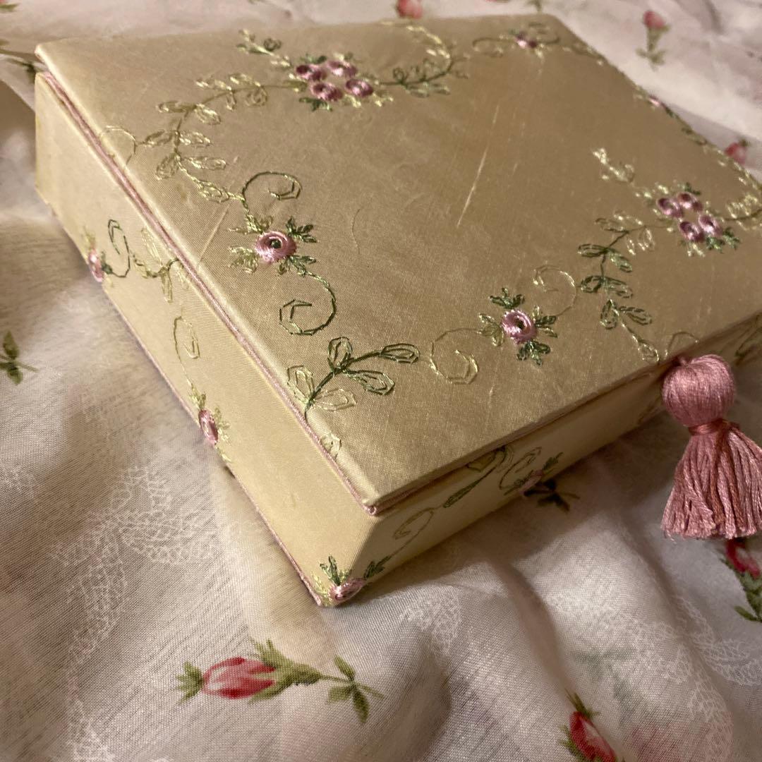 ご確認用です。 フランス刺繍生地のカルトナージュ＆円形カルトナージュ2点