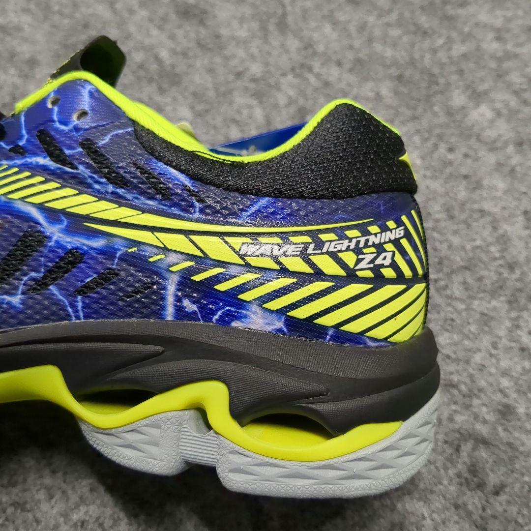 バレーボールシューズ　ミズノ　ウェーブライトニングZ4