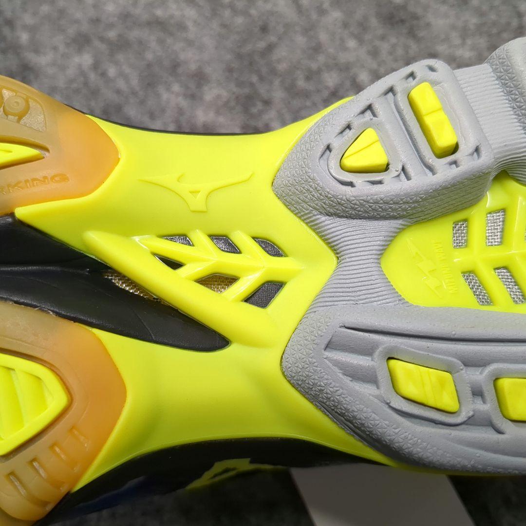 バレーボールシューズ　ミズノ　ウェーブライトニングZ4