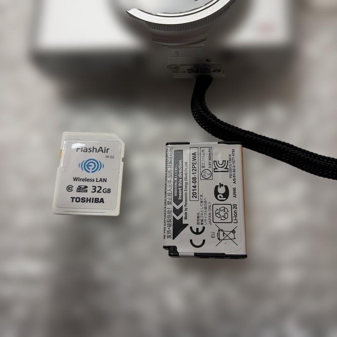 【セール！】Fujifilm XQ1 シルバー コンパクトデジタルカメラ