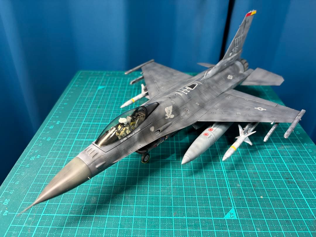 戦闘機　プラモデル完成品　タミヤ　1/48 F-16CJ