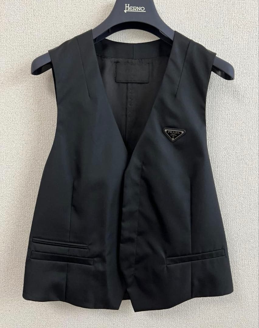 【美品・正規品】PRADA プラダ ナイロンジレ／50サイズ・ロゴプレート付き
