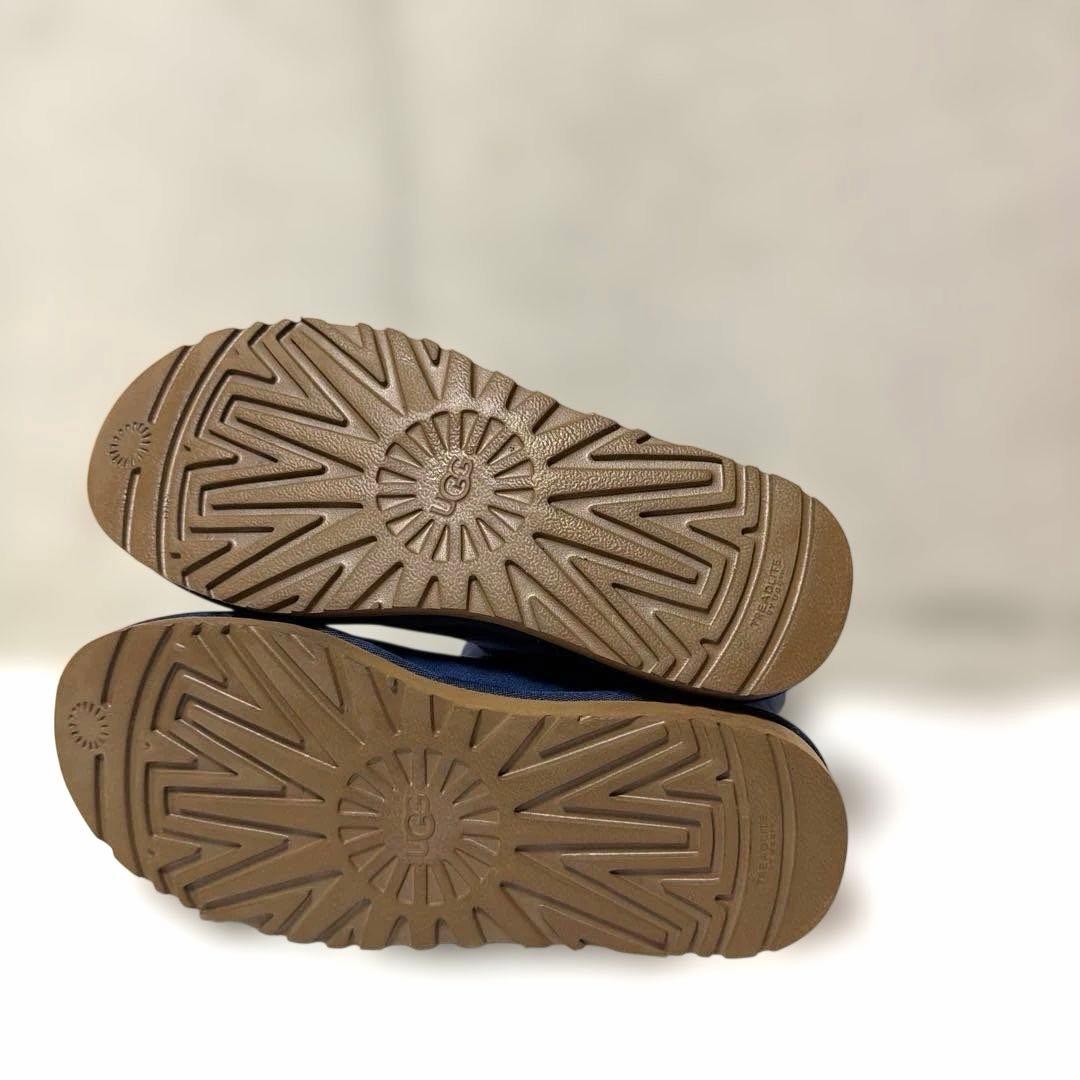 UGG ネイビー ブルーフラワーチャーム付き