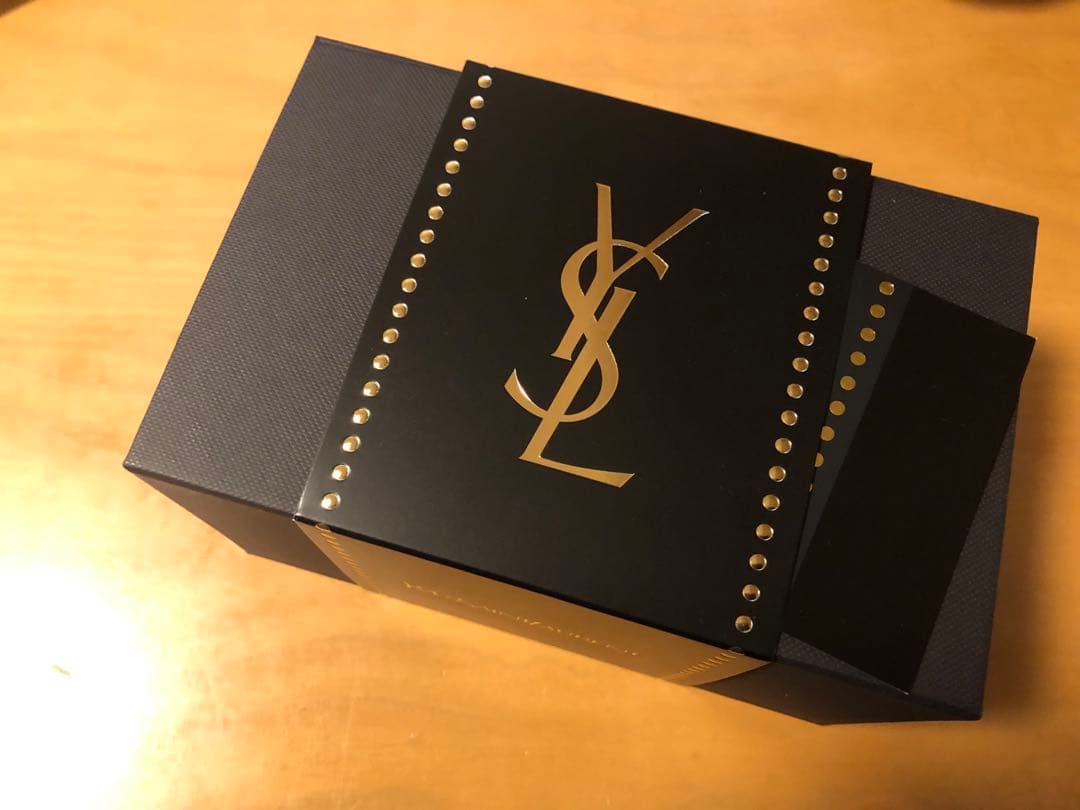 イヴサンローラン　ルージュ ピュールクチュール ヴェルニ ヴィニルクリーム