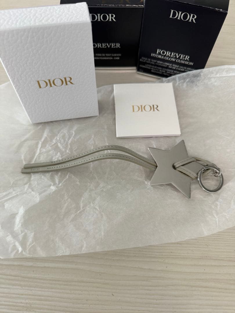 ディオールスキンフォーエバーイドラグロウクッション1N ケースシルバーカナージュ